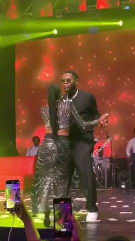 🔥 Unforgettable Moments with Kizz Daniel! 💃🕺😍 Captivating the Crowd as He Sets the Stage on Fire 🔥💥 Watch as Kizz Daniel Shares an Electrifying Dance with an Enthusiastic Fan 😱🔥 Sparks Flying Everywhere! 🌟💫 #KizzDaniel #UnforgettablePerformance #FanLove #DanceLikeNoOneIsWatching  #fyp #viral #tiktok #trending #duet #funny #comedy #humour #greenscreen #anime #ubertalks #ubertalksmusic #radiooneafrica #oneradiogirl 