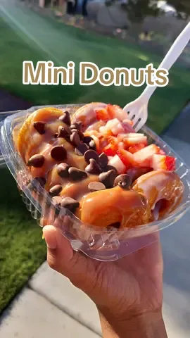 Mini Donuts! #dessert #donuts #snack #DIY #chocolate #minidonuts #foodtock #strawberry 
