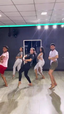 Quick dance choreo by the one and only @kavindu_1997 🩷  #fyp #foryou #sangeesangee #sinhalaoldhits #quickroutine #dancechoreography #srilanka @@Shey_Gurl_❤️ @@Sandun Charuka