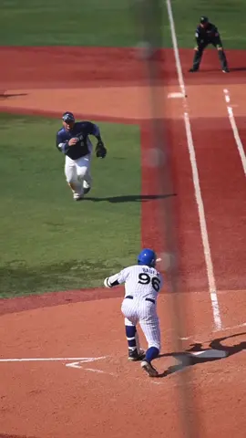 This is how Trevor Bauer bunt the ball with Bay Stars ⚾️ El ex pitcher de Los Angeles Dodgers Trevor Bauer con tremendo toque para avanzar una base en el diamante, Lift small bunt the ball #baseball #beisbol #exdodger #dodgers #losangeles #ladodgers #trevorbauer #japanbaseball #baseballjapan #peloteros #baseballboys #baseballlife #baseballtiktoks #bunt #baystars #yokahoma #pitcher 