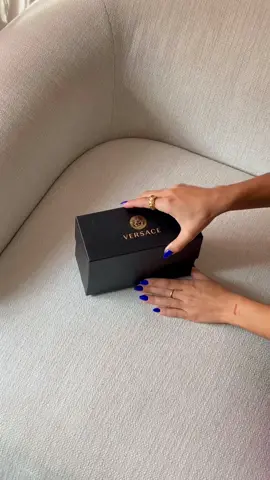 unboxing my newwww versace biggie sunniessss ⭐️😭 mil graciaaas @sunglasshut 🎀 #versacebiggie #versacesunnies #unboxing #versaceunboxing #luxurysunglasses 
