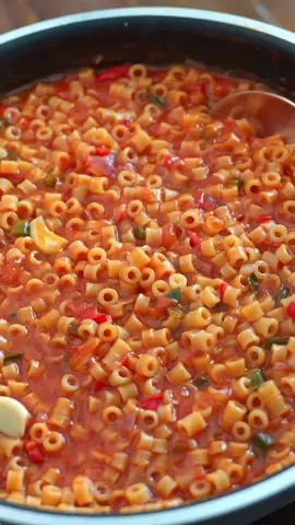 مكرونه في عشر دقايق وفي حله واحده رهيييبه❤️  كوب مكرونه اي نوع بصله فلفل مقطع طماطم مقطعه فصين ثوم معلقه صلصه ٤ معالق زيت ملح وفلفل  مكعب مرقه كوب ونصف ماء #نادية_السيد #nadiaelsayed #مكرونه_العشر_دقائق #مكرونه_ناديه-السيد#مكرونه_الحله_الواحده @nadia elsayed ناديه السيد 
