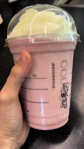 Non coffee boleh try air ni! Raspberry Smoothies 🍇🍇 Ala² mcm smoothie gituuu. Untuk budak² mmg recommended sgt! Yang ni memang takda sugar langsung. Dia manis dari juice tu😋 Air ni takpayah custom banyak. Selalu custom air mesti rm30 mcmtu kan? Tapi air ni Bawah rm20 je weh! #starbuckshack #starbucksdrinks #starbuckschallenge #starbuckssecretmenu #Foodie #fyp #viral #foodtiktok #anotherdayanotherstarbies  Resepi ;  Raspberry Frappucino + Fullcream + Whipped Cream on top. 
