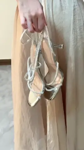 diamond heels👠✨️#DressRecommendation #womenfashionideas #tiktokshopfinds #heelsforwomen #Koreanfootwear #elegantstyle #ShoesRecommendation #sandalsontiktok #tiktokshop #SandalsForWomen #glitterheels #heels #affiliatemarketing #fypシ 