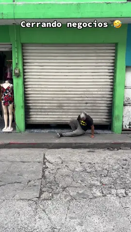 Cerrando negocios, le toco al chino de las flores 🤣 #coka #viral #foryou #fypシ #guatemala #viral 