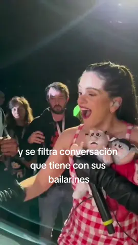 A Rosalía se le activa el micrófono en el backstage y se filtra conversación hermosa con bailarines 🥺 #Rosalia #motomami #conversacion #bailarines 