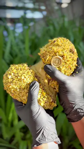 Já experimentou Pistache? 😍 Coração recheado com muito ganache de Pistache 💚#tiktokfood #foodtiktok #confeiteiros #doceria 