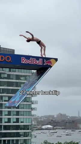 how absolutely unbotheted can you be up on 27 meters in the roughest weather conditions 🤯 Gary Hunt 👌#redbullcliffdiving #boston #backflip #redbull #highdiving #diving #tricks 