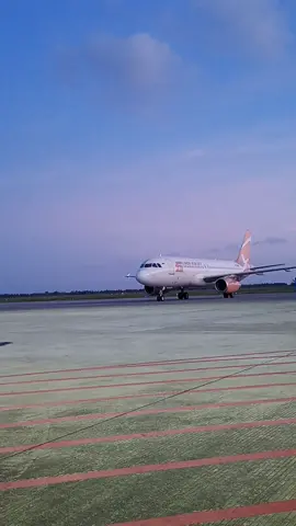 Pesawat Super Air Jet Blok on di Parking Stand 6 Charlie #airbus #pesawat #fyptiktok #story #minivlog #vibes #likee #traveljourney #photography #view #short #status #jalanjalantraveling #pesawatjet #storywhatsapp #pejuangnafkah #asi30detik #vibes #viralvideos #viral_video #videoviral #bandara #foryou #foryoupage #emirate #pesawatterbang #superairjet #superairjetindonesia #superairjet_lovres #superairjet💞💞 #superairjet_7187357230482656538 #capcut #lionair #lionairgroup #l