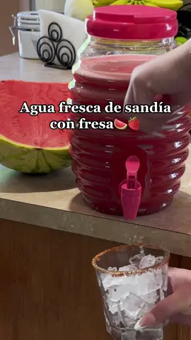 Agua fresca de sandía y fresa🍉🍓 #aguafresca #aguasfrescas #aguasfrescasdefrutasnaturales #aguafrescadesandia #aguadesandia #aguadesandiaconfresa #fresaconsandia #aguafrescadesandiaconfresa #fyp #parati #foryou #recetadeaguafresca #fypシ #viral #mexicanrecipe 