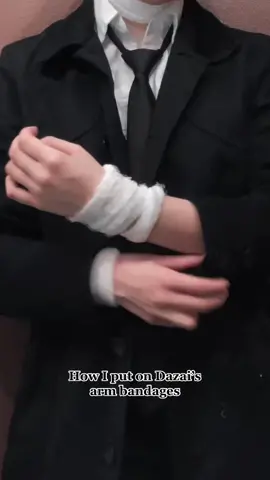 Ik some people struggle with the bandages, you can always use a clip or saftey pin if they start coming loose #dazaicosplay #dazaiosamucosplay #portmafiadazai #dazaibandages #dazaibsd #bungoustraydogs #bungoustraydogscosplay #justforfun #tutorial #bsdcosplay #cosplayer #cosplaytips #foryoupage #fyp #artist #viral #fypシ 