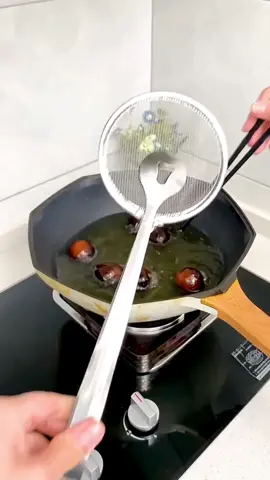 Easy to take out the food from pot😏#goodstuff #goodthings #homehacks #householditems #useful #LearnOnTikTok #tiktokmademebuyit #fyp #foryou 