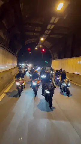 Mana gang kau payung sikit 🫣 #yamahar25 #ridersociety #yamahar3 #modified #sportbike #kumpulanvideomotor #r25modifikasi #yamahar1crossplane #cinematic #r25hitamputihviral #rempitjedagjedug #motorjedagjedug #bikeeditvideo #motorcustom #motorcycle #videomotor #trendmotor #duniapermotoran #malaysia #moto 