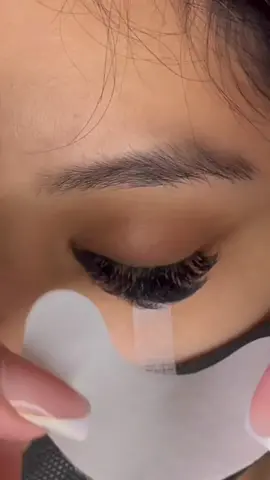 Essa forma de utilizar a fita para segurar abaixo dos olhos é ótima, facilita a colocação do pad protetor, e evita que o mesmo fique subindo 💕 Comenta o que achou 😍 Já utilizou a fita dessa forma? 👇🏻💕 ➡️Aprenda a aplicar Extensão de Cílios do Absoluto Zero e fature muito com 4 volume diferentes ➡️ Cursos por R$27,00 com certificados  👆Clique no Link da Biografia e saiba mais. ⚠️Siga:@_ciliosdelas_ pra mais dicas sobre Extensão de Cílios Créditos: @fabulash.artistry #extensaodecilios #dicasdecilios #cursosdecilios#cilioslindos #ciliosfioafio #alongamentodecilios #ciliosdeboneca #ciliosperfeitos #ciliosiniciante #lashdesinger