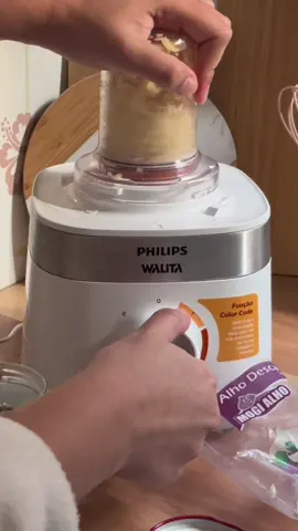 Já deixo o alho moído na geladeira. Faco isso com esse mini moedor que vem no meu multiprocessador da Walita que tem esse e mais 8 acessorios. Espremedor de laranja  Liquidificador  Fatiador Ralador  Multiprocessador  Batedor de massa Disco de batata palito Lamina Julienne Comenta EU QUERO e te passo o link do melhor preço hoje. 😘#videossatisfatorios #receitafácil #dicastiktoker #donadecasa #dicas #multiprocesador #dicasdecozinha #utensiliosdecozinha #enxoval #casanova #casamento 