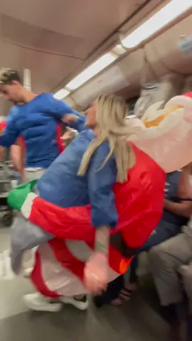 Braquage dans le metro 🤣💰 #fypシ #pourtoi #mdr #drole #rire #naruto #superman #metro #reaction #viral 