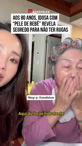 Uma das coisas mais almejadas por algumas pessoas é evitar os sinais de envelhecimento na pele. Afinal, são muitos os tratamentos e produtos disponíveis no mercado para melhorar o aspecto de rugas e linhas de expressão. Uma mulher de 80 anos provou que não precisa de muitos cremes: alimentação e hidratação são a chave. Em um vídeo que viralizou no TikTok, a avó da influenciadora Yuri Lee chocou os internautas com a pele “de bebê” pela idade. Nas imagens, a neta relatou que estava recebendo diversas perguntas sobre a avó. “Todo mundo estava perguntando o segredo, então vou mostrar a vocês a rotina de cuidados com a pele dela.” A dupla compartilhou que a skincare da idosa é simples, e inclui apenas hidratante e protetor solar. Na postagem, a avó revelou que o segredo mesmo vem de dentro para fora, com alguns alimentos que ela come diariamente. #TikTokNotícias 