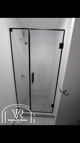 Puerta de ducha con sistema fijo-batiente de la línea Nova black con vidrio templado de 8mm más lámina de seguridad y accesorios de acero inoxidable  Vidriería Rubio cotiza con nosotros al 935700288 llegamos a todo LIma Metropolitana  #mamparasparaducha #sistemanova #cortavientoslima #puertasdeducha #mamparas #espejosbiselados #vidrieria #vidrieriarubio #decor #hogar #interioresperu #cristalestemplados #puertabatiente 
