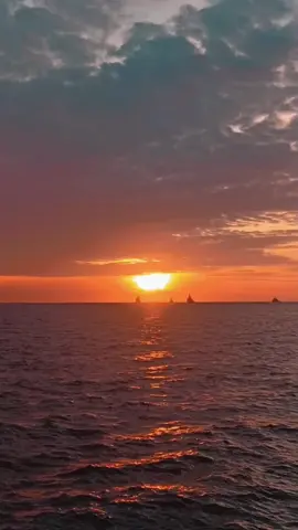 senja tidak pernah mengecewakan!!! #sunset #makassar #CapCut #inthestars #senja #akkarena #pantaiakkarena 