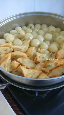 Pasuruan, 05 Juni 2023 Hari ini bikin cilok yang tetap empuk walaupun sudah dingin, cara bikinnya gampang banget sat set jadi😂 ✨Cilok✨ Bahan-bahan : 200 gram tepung terigu 1 bungkus royco 1 sdt garam 3 siung bawang putih  2 batang daun bawang 450 ml air 200 gram tepung tapioka Tahu goreng (untuk cilok tahu) Selamat mencoba 😉 #cilok #cilokempuk #cilokbumbukacang #cemilan #cemilanenak #cemilansimple #food #foods #FoodLover #foodreels #foodrecipes #resepsimple #reseprumahan #resepmudah #resepsederhana #homecooking #miaarisal 