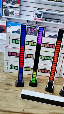 Barra LED Rítmica RGB 👾 . #barraled #rgbescritorio #barraritmica #rgbescritorio #estudiodeluces #lucesrgb #gamerled #musicgamer #rgblights 