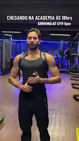 E nem é meme 🗣️ quem se identifica? Marque os amigos. 😮‍💨😂 #chegandonaacademia #academia #academiacheia #academiameme #memesbrasil #memestiktok #viralvideo #gymmotivation #workoutfunny #memesdaily 