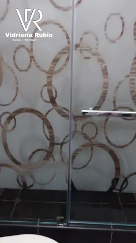 Agradecemos la confianza de nuestros clientes  PUerta de ducha modelo batiente, vidrio templado de 8mm, arenado con diseño y accesorios de acero inoxidable #304  #decor #hogar #interioresperu #cristalestemplados #numerodeseguidores #espejosbiselados #mamparas #puertasdeducha #mamparasparaducha 