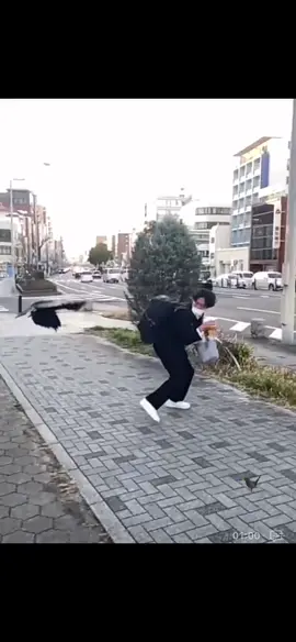 🐦‍⬛Japanese high school student being chased by a crow🐦‍⬛ #crow #raven #corbie #🐦‍⬛ 