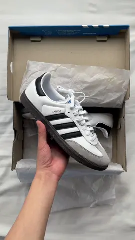 unboxing 【adidas/SAMBA】 みんなは持ってますか〜？😚 完全に波に乗り遅れました笑 店舗で残り数点でギリギリ買えた✌️   ずっとインスタで見てて、かっこいいなーと思ってたんだけど、ひねくれ者の僕は買うの渋ってまして、💦 結局波に乗り遅れて買ってしまうというね笑   いつもは革靴でしめる足元を、サンバちゃんはラフにキメてくれる、かわちい     #unboxingvideo #unboxing #asmr #adidas #adidassamba #samba #サンバ #アディダス #スニーカー #開封動画 