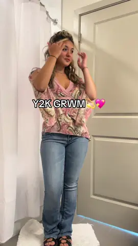 Early 2000s mom energy🤭✨ #y2k  #fyp #early2000sfashion #y2kfashion #fashiontiktok #grwm #outfitinspo 