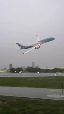 Argentina’s new Presidential Boeing 757 spectacular low pass in Buenos Aires! 🇦🇷✈️ (🎥: @releasebrakes) #aviation #plane #travel #aircraft #airplane #airport #aviationlovers #aviationlife #aviationdaily #fyp #foryou 