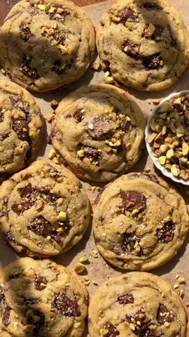 PISTACHIO DARK CHOCOLATE COOKIES ✨ They are thick and chewy, loaded with pistachio flavor and dark chocolate chunks. If you're a fan of pistachios you will absolutely love these cookies! #pistachio #pistachiocookie #chocolatechipcookies 