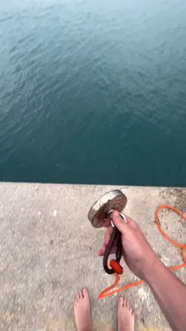 Pesca con imán de neodimio - Magnet fishing 🎣🧲 ¿Fake? #pesca #iman #magnetfishing #fishing #viral #viralvideo #fyp #fypシ 