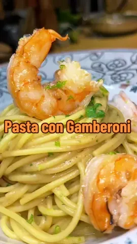 Ce soir Spaghetti aux Gambas 🦐 Cumpa retrouve tout les détails de la recette juste en dessous, n’hésite pas me dire dans les commentaires les recettes que tu aimerais voir ou des concepts de videos, je les ferais avec amour, en attendant je retourne a mes Spaghetti aux gambas 🫶🏽🇮🇹 Ingrédients : 4 personnes  • 350g Spaghetti  • 900g Gambas fraîches  • 50ml Vin blanc • 1/2 Oignons  • Persil  • Piment sec  • Citron Vert et Jaune #spaghetti #gamberi #gamberoni #gambas #crevette #pasta #lemone #recette #recettefacile #recetterapide #recettesimple #recettes #recetteitalienne #italie #italianfood #calabrese #gastronomia #gastro #restaurant #luxe #viral #france #italia #calabria #cumpariluca  #capcut 