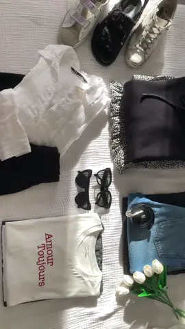 Packing w/ me for a business parisian trip 👋🏼 #girlythings #minimalist #aesthetic #inspi #style #outfitoftheday #BeautyTok #otd #goodmood #bts #kpop #foryou #OOTD #parisianstyle #trip