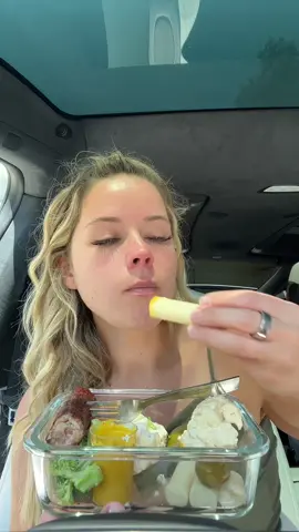Chatting and eating lunch #eatlunchwithme #chickensausage #chickenapplesausage #veggiesandmustard #mustard #carlunch #asmr #lymedisease #cartalk 