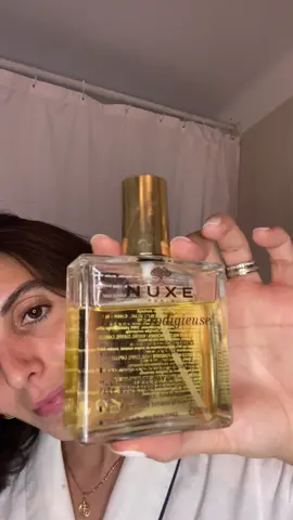 Oiling my hair 2 times a week with this amazing product from Nuxe ✨ And i’m seeing already so much results!! It’s a multi purpose dry oil. You can use it one your body, hair and even your face! #oilinghair #nuxe #nuxeportugal #hairproducts #fyp #portugal 