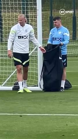 Erling Haaland staying back after training to help clear up. You’ve got to respect it 👏 #Haaland #MCFC #ManCity