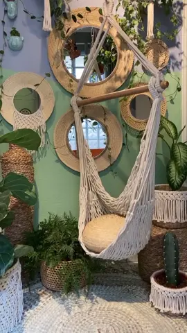 Hoje eu vou te contar tudo sobre sobre as nossas cadeiras suspensas. . Só aqui na Casa Bast você encontra 3 opções diferentes em grande uma variedade de cores. . Todas elas possuem o mesmo design, mesmo conforto e a mesma resistência. A diferença entre elas está nos tipos de cordões e na técnica de tecer. 1. Cadeira Suspensa TRANÇADA Ela é feita com cordões trançados e espessos e que reforça a sensação de conforto e resistência. .  2. Cadeira Suspensa ESPECIAL  o charme fica por conta desse cordão triplo e torcido, trazendo para sua decoração toda a exclusividade de um produto feito à mão. . 3. Cadeira Suspensa KNOT Mais um modelo exclusivo da Casa Bast. Elas são lindas e delicadas graças a uma trama do mais puro algodão atada em milhares de nós.  . Agora que você já sabe a diferença entre nossas cadeiras e só acessar o nosso site e escolher a sua. www.casabast.com.br