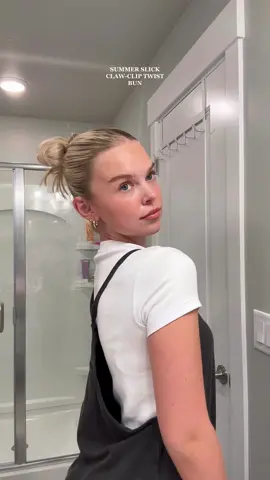 WE ARE BACK WITH THE OG HAIRSTYLES 😭👏 lmk what we think of this one 💞 #slickbackhairstyle #slickbackbun #slickbackhairstyles #summerhairstyles #messybun #messybuntutorial #slickhairtutorial #summerhairstyleideas #girlytok #cutehairstyles #easyhairstyles #easyhairtutorials #quickhairstyle #quickhairtutorial #clawcliphairstyles #clawcliptutorial #clawclipbun #clawcliphack 