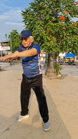 Gerak dari senam Mbah KH. Mustofa Bisri: Rebahkan bagian atas badan 3x lalu jatuhkan badan ke depan & mengayunkan 2 telapak tangan ke depan 3x ke belakang 3x, kesemuanya dilakukan 9x, semoga bermanfaat dan mari sadar pentingnya olahraga & olahjiwa #janganlupaolahraga #olahjiwa #sehatitumahal #gusmus #khmustofabisri 