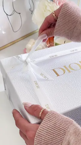 the compact mirror 🥹🖤 the last 4 items is what i ordered, everything else are complimentary gifts. #dior #diorbeauty #diorunboxing #diorgwp #diorloyaltyprogram #diormakeup #diorgifts #asmrsounds #asmrunboxing 