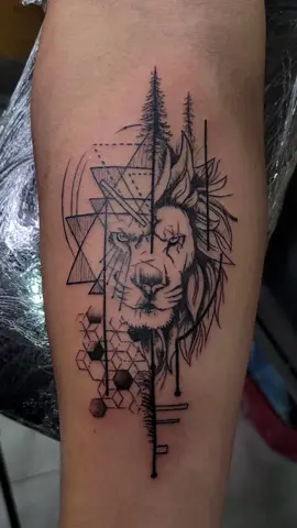 el diseño NO ES MIO, pero las lineas si 😏 #tattoos #tatuajes #abstracttattoo #geometrytattoo #liontattoo #tatuajeleon #tatuajegeometrico #linetattoo #ink 