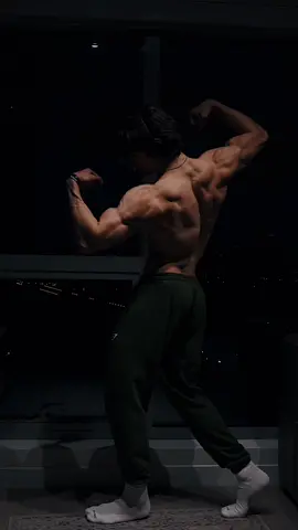 The most aesthetic back day pose                           #Fitness #gym #gymshark 