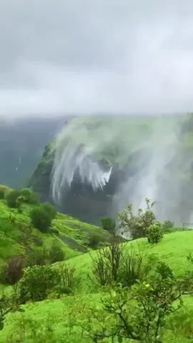 💨🌊 Strong winds create reverse waterfall in Maharashtra, India. Nature's stunning phenomenon! #wind #nature #sea #sky #waves #clouds #water The video credit goes to the respective owner, #socialmedia Follow me and I will follow you back