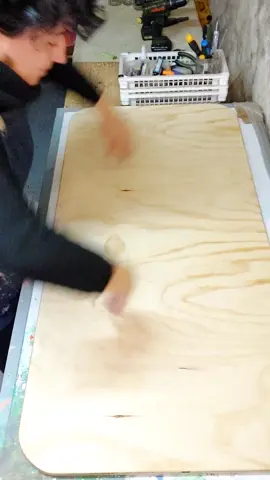 ✨️ Así se ven 14 horas de crear, pintar, atornillar y presumir 😉 Lo amo 💕 este tablero Maxi siempre brilla ✨️ Es mi obra maestra 🪄 -hasta el momento 😉- . 💻 Encuentra todos los tableros sensoriales que fabrico en la web WWW.DEDOSTICA.COM  . #tablerosensorial #busyboard #motricidadfina #estimulacionsensorial #montessori 