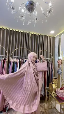 Join this trend pake mukena kecintaan elnara! 🤭🥰 #mukenahcantik #mukenaalmecca #RekomendasiMukena #mukenapremium #mukenadewasa #mukenahantaran #fashiontiktok #fyp #fashionmuslim 