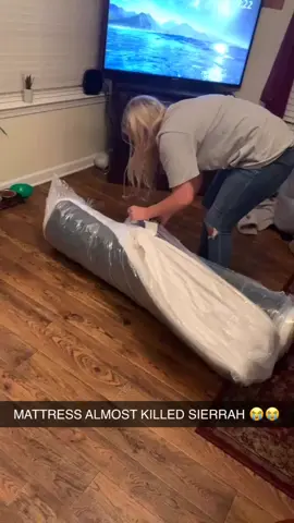 warning for everyone. be cautious when opening a delievered mattress… #fails #mattressinabox #OhNo 