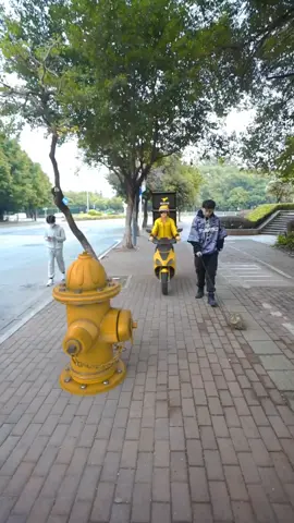The boy was taking his pet turtle for a walk when the  beauty rode the tram to deliver food and accidentally knocked off the hydrant switch and the water ran out the boy kicked the turtle into the fire hydrant to block the water#special effect#special effect#special effect