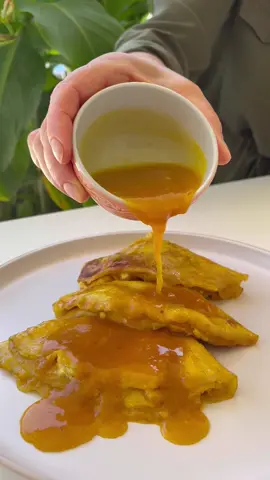 Crêpes Suzette z polską nutą składniki naleśniki: 3 jajka 350 g mleka 200 g maki 30 g masła szczypta soli farsz: 250 g twarogu lub ricotta 1 żółtko 2 łyżki cukru ( według smaku ) 100 g śmietanki skórka z cytryny. Sos: 70 g masła 100 g cukru sos z 3 pomarańczy i skórka z 1, sok i skórka z cytryny 100 g likieru najlepiej pomarańczowego. #crepessuzette #crepes #naleśniki #pomarańcza #śniadanie #pyszneśniadanie #przepis #przepisy #kuchniafrancuska #kuchniapolska #jedzenie #gotowanie 